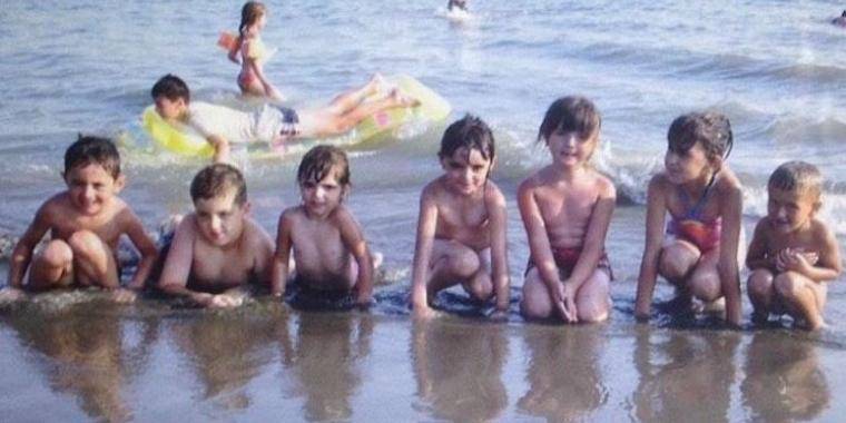 Syv børn bliver fotograferet på stranden – 10 år senere spotter hun en vanvittig detalje