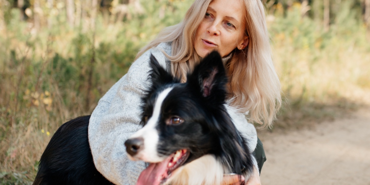 Kvinde gav sønnens hund til hans ekskone: Nu hyldes hun på nettet