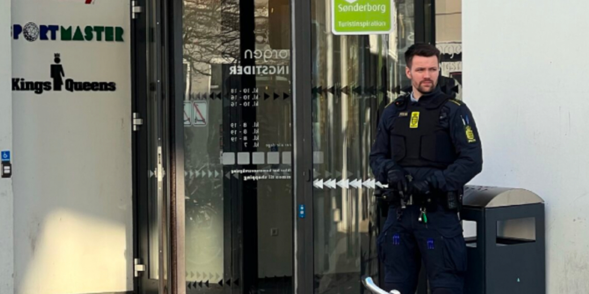 Butikscenter evakueret: Politifolk med maskinpistoler massivt til stede