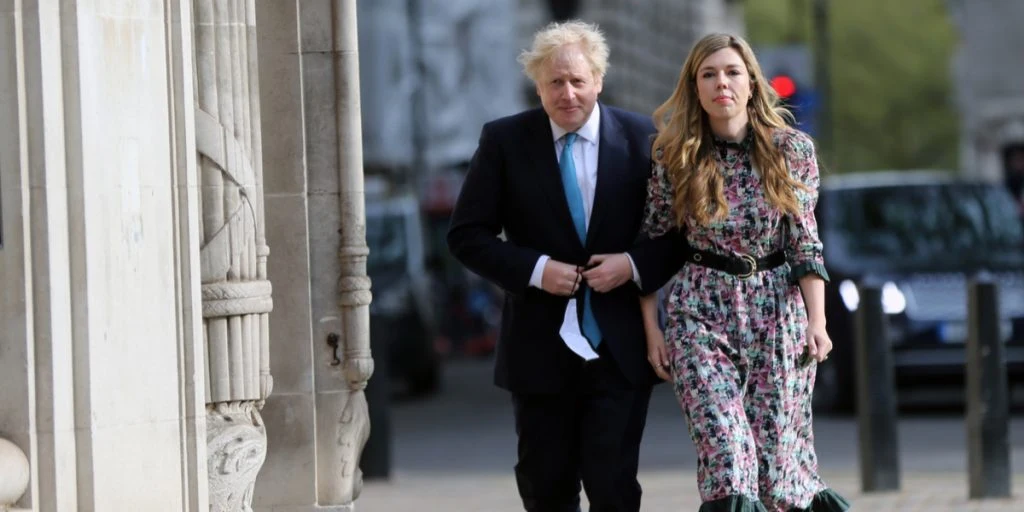 Tidligere premierminister Boris Johnson angrebet af struds: Se det hysterisk sjove øjeblik