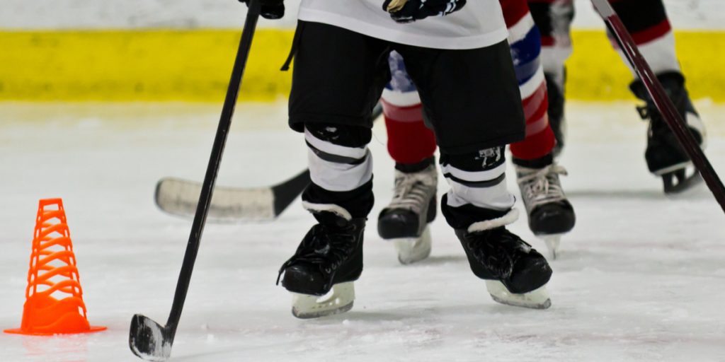 Ishockeyspiller død efter forfærdeligt sammenstød: Fik halsen skåret op