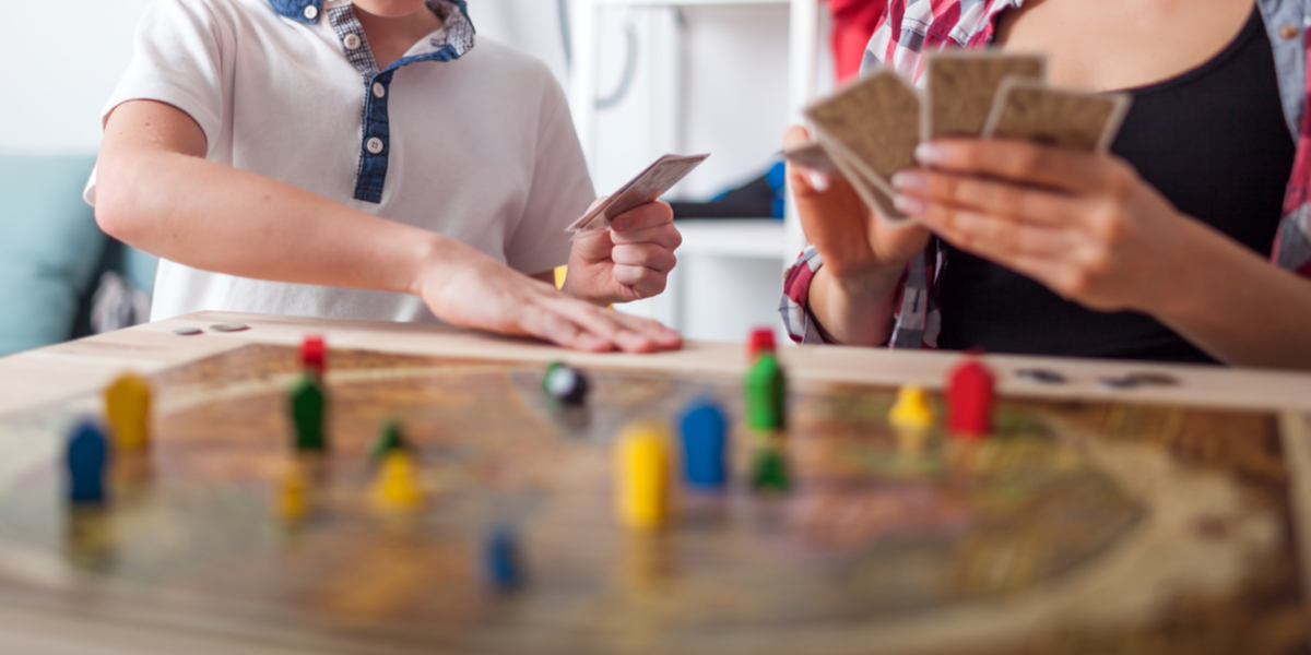 Hiv disse tre brætspil frem til påskehygge med familien