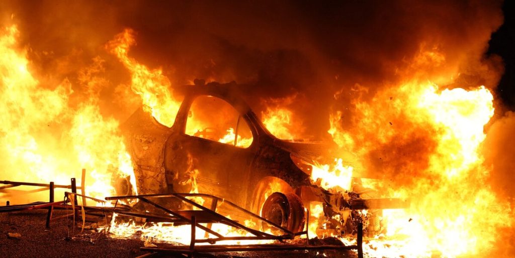 17-årig dreng dræbt af politiet: Vilde oprør rammer gaderne