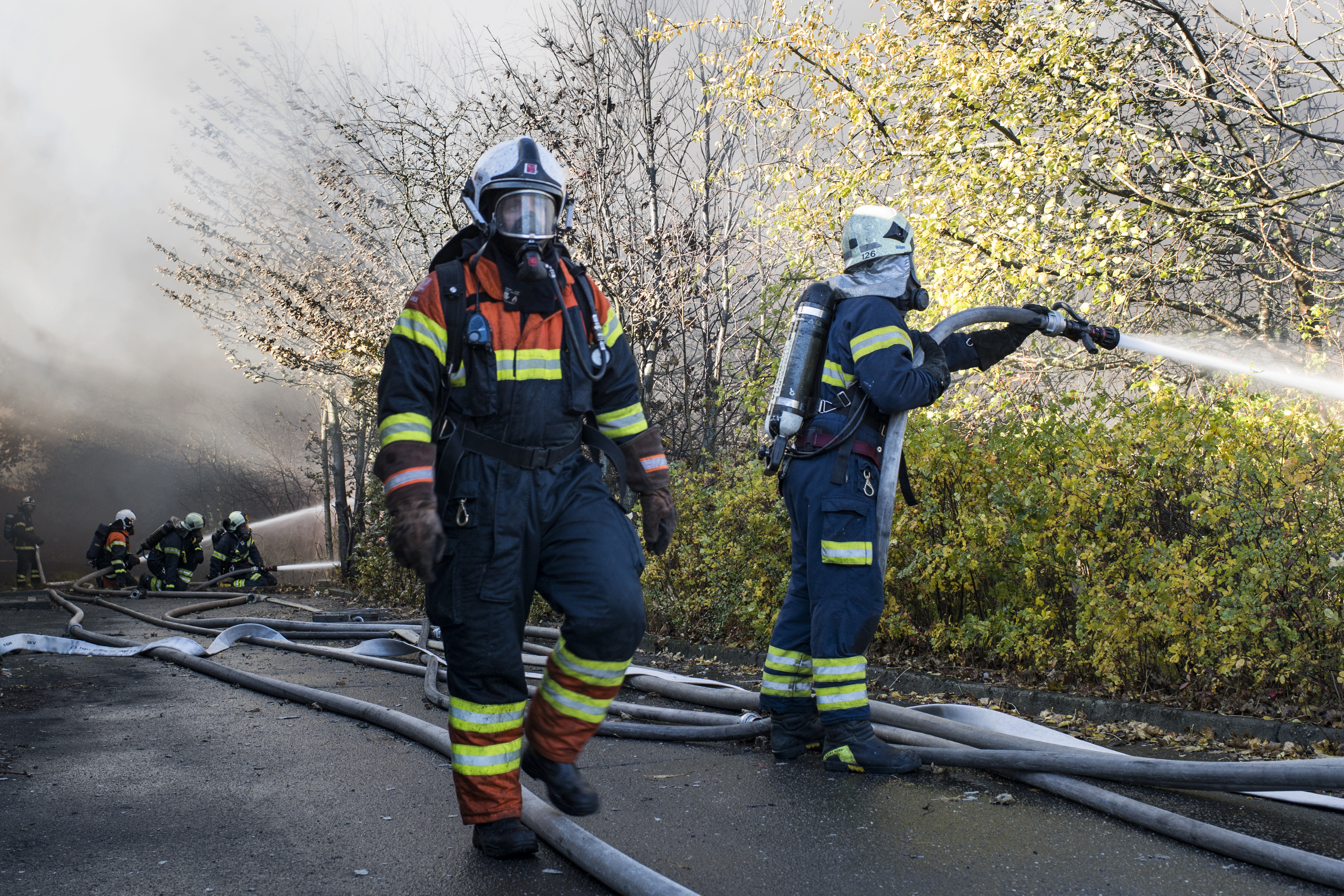 LIGE NU: Person død i voldsom brand