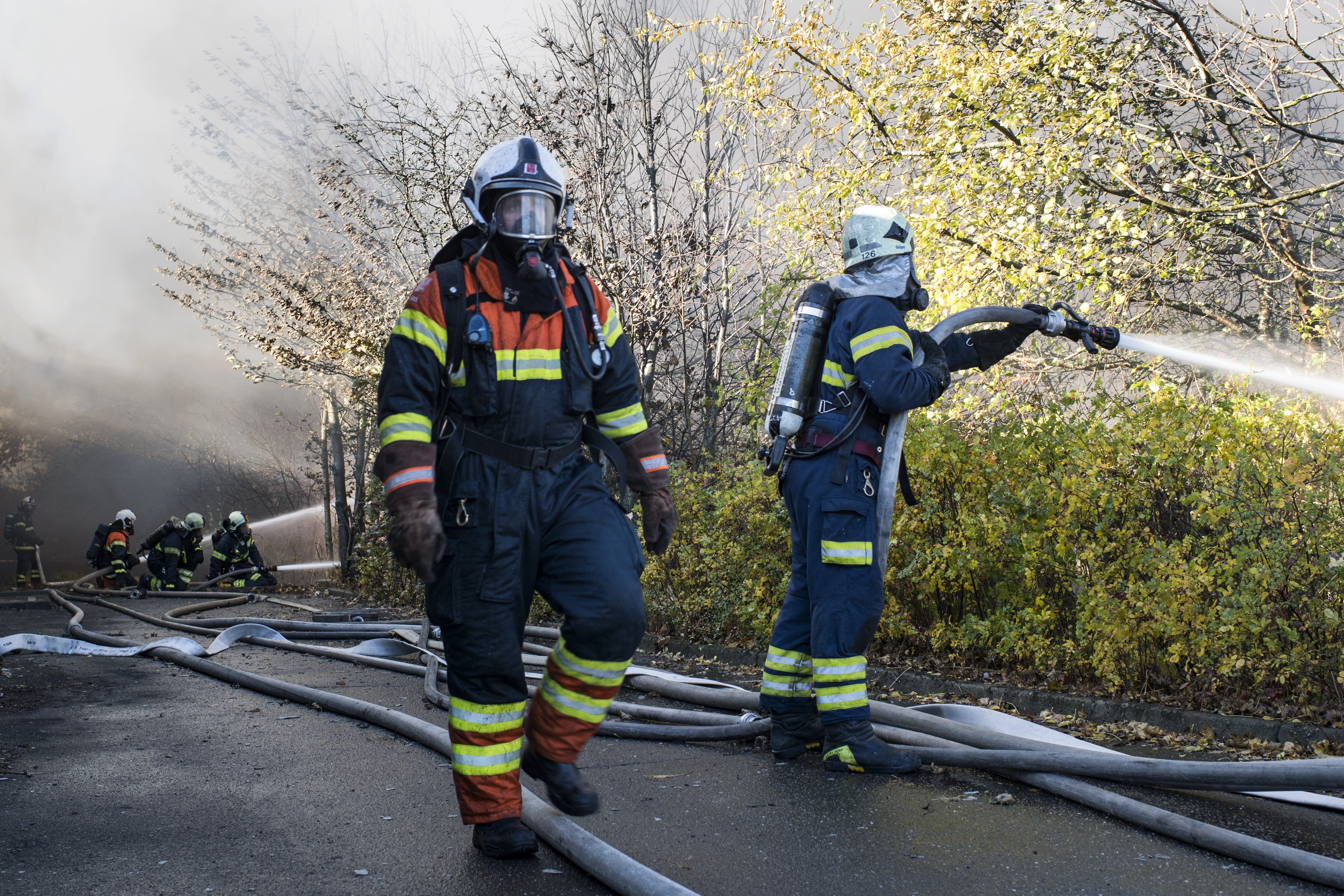 LIGE NU: Person død i voldsom brand