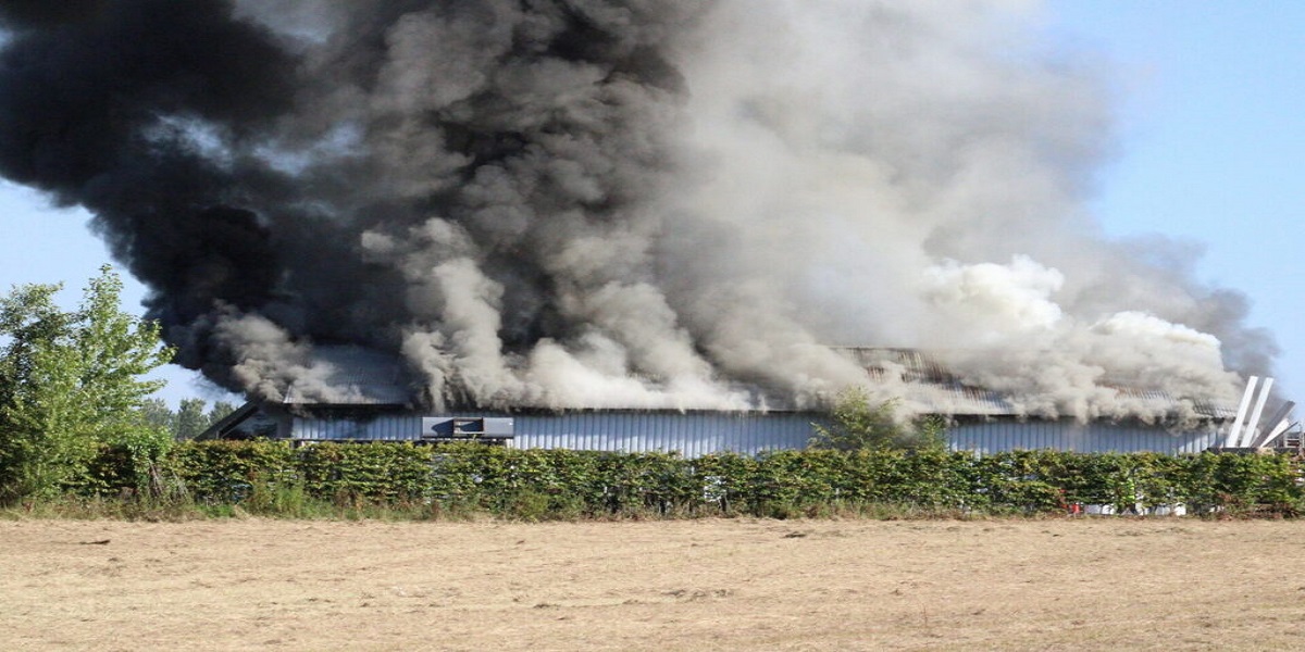 Luk døre og vinduer: Brand udvikler kraftig røg