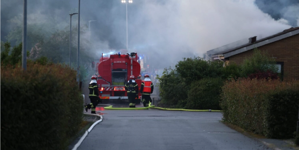 Brand i sommerhus: Bliv inden døre