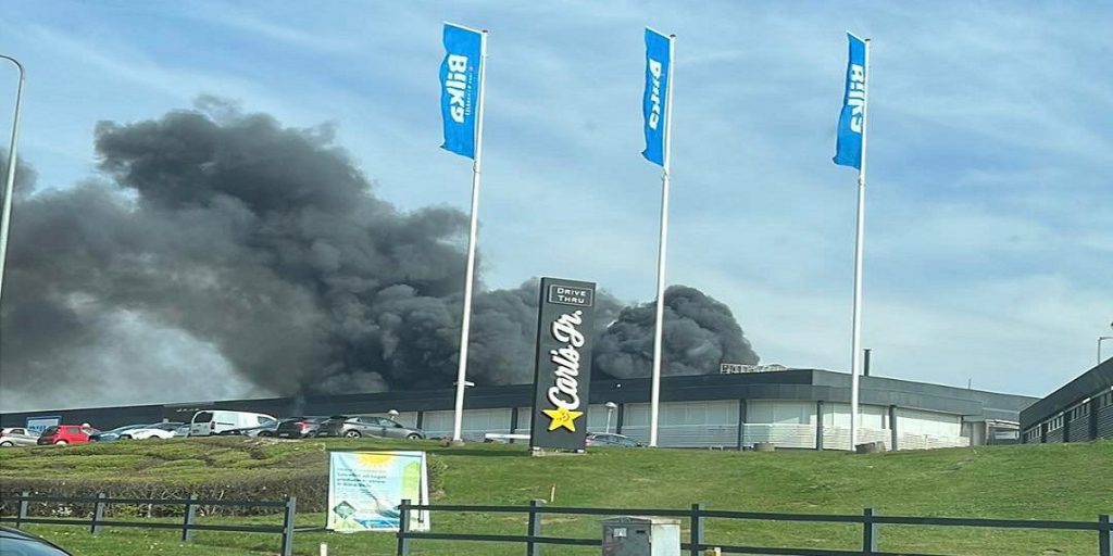 Massiv brand i industrikvarter: Alle forretninger lukket ned