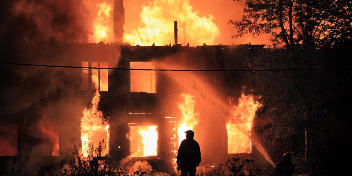 Lugter der ikke brændt? – Fire uselviske teenagere løb ind i brændende bygning for at redde 90-årig dame