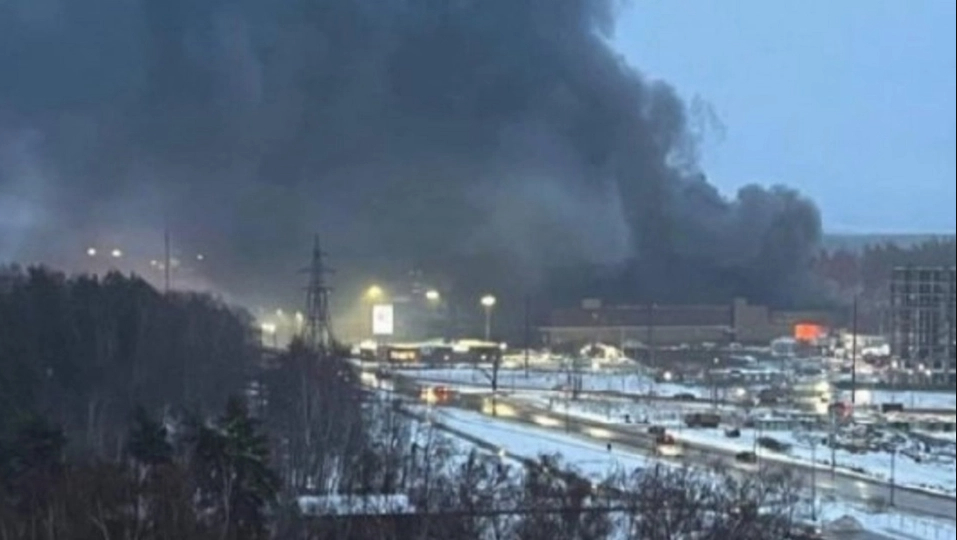 Storcenter ramt af voldsom brand: Her kollapser det