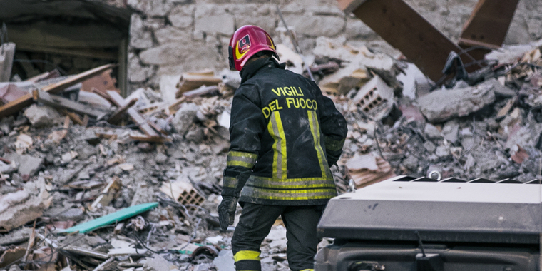 Brandmand blev kaldt ud til kollapset bygning: Fandt sin 7-årige datter livløs