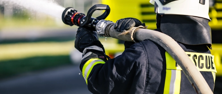 Brandvæsnet massivt til stede: Flammer ved kæmpe station