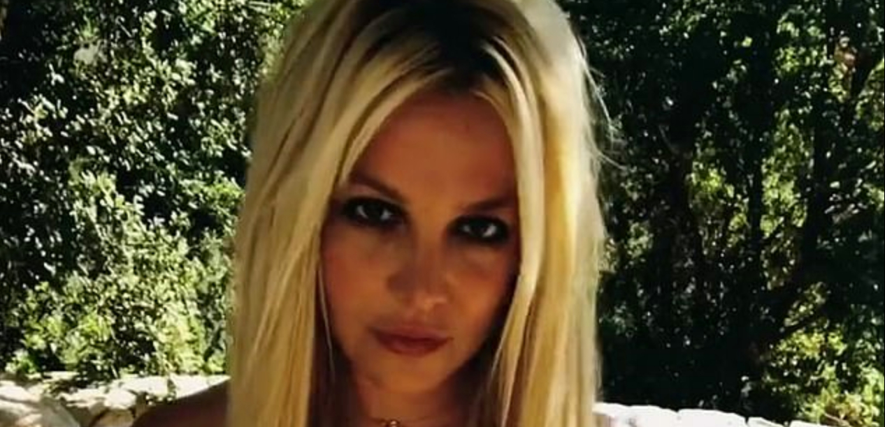 Britney Spears gør det igen: Viser sig frem i røde bikinitrusser