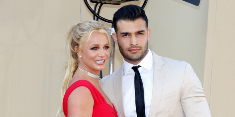 Britney Spears fejrer kæresten med video fra brusebadet