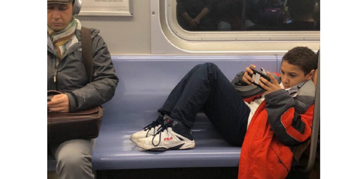 Teenageren nægter at flytte sine ben fra sædet for at give plads: Kort efter sker det utænkelige