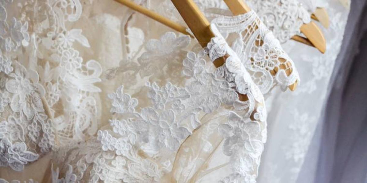 Kvinde raser over sin brudekjole: Begynder at grine, da hun får svar fra butikken