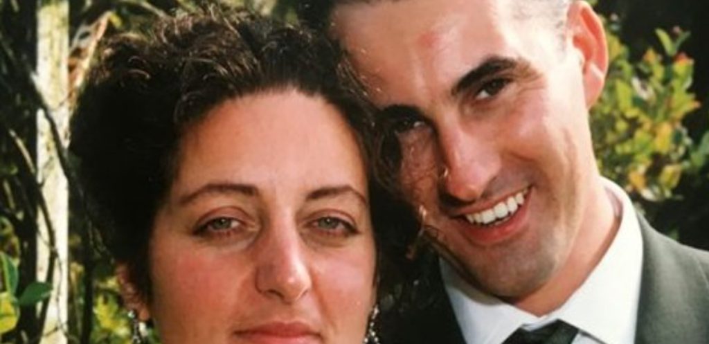 Kvinde kigger på billeder på Facebook: Da hun ser sin mand på et billede, får hun et kæmpe chok