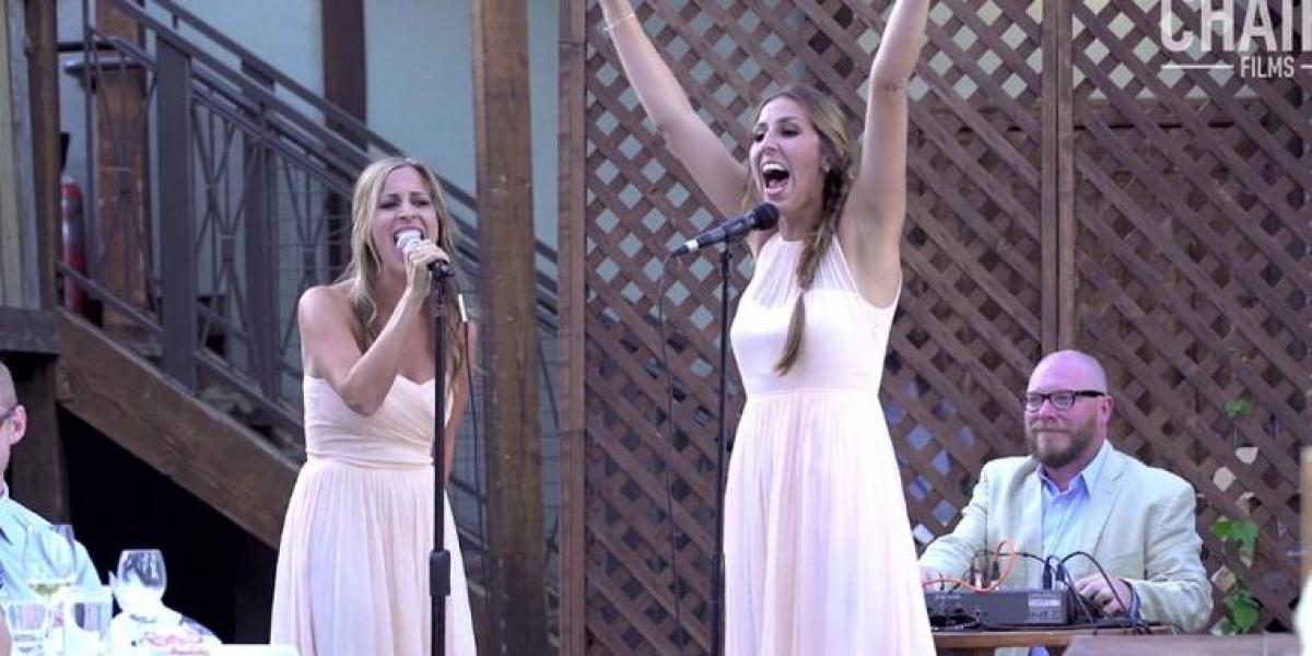 Brudepiger tager alle gæsterne med storm med denne episke optræden