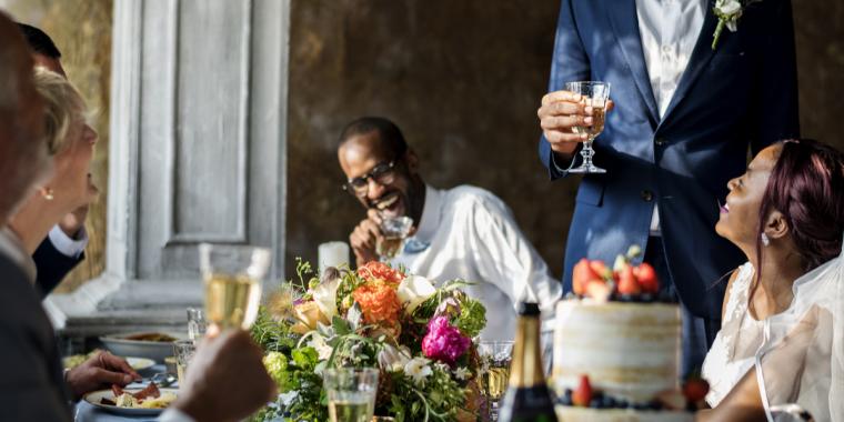 Brudgommen var aldeles utilfreds med ‘joke’ i forloverens tale