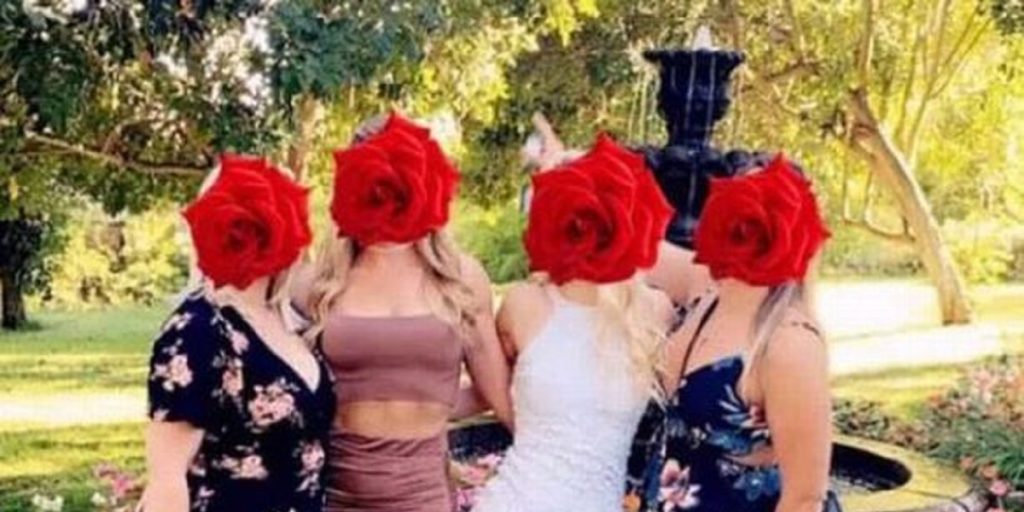 Kvinder bar ‘upassende’ tøj til bryllup: Nu hagler kritikken ned over dem