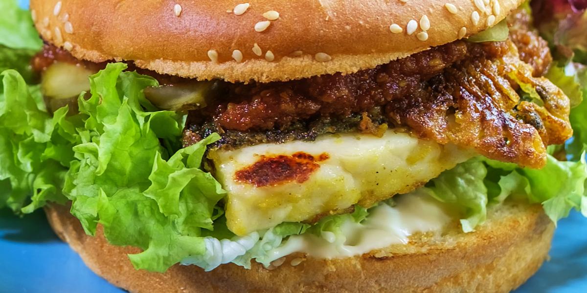 Konen tvinger Aiden til at spise vegansk burger: Så sender han en komisk besked til restauranten