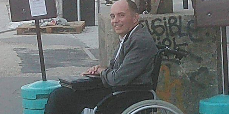 Ingen i bussen rejste sig for mand i kørestol: Så fik chaufføren en ide