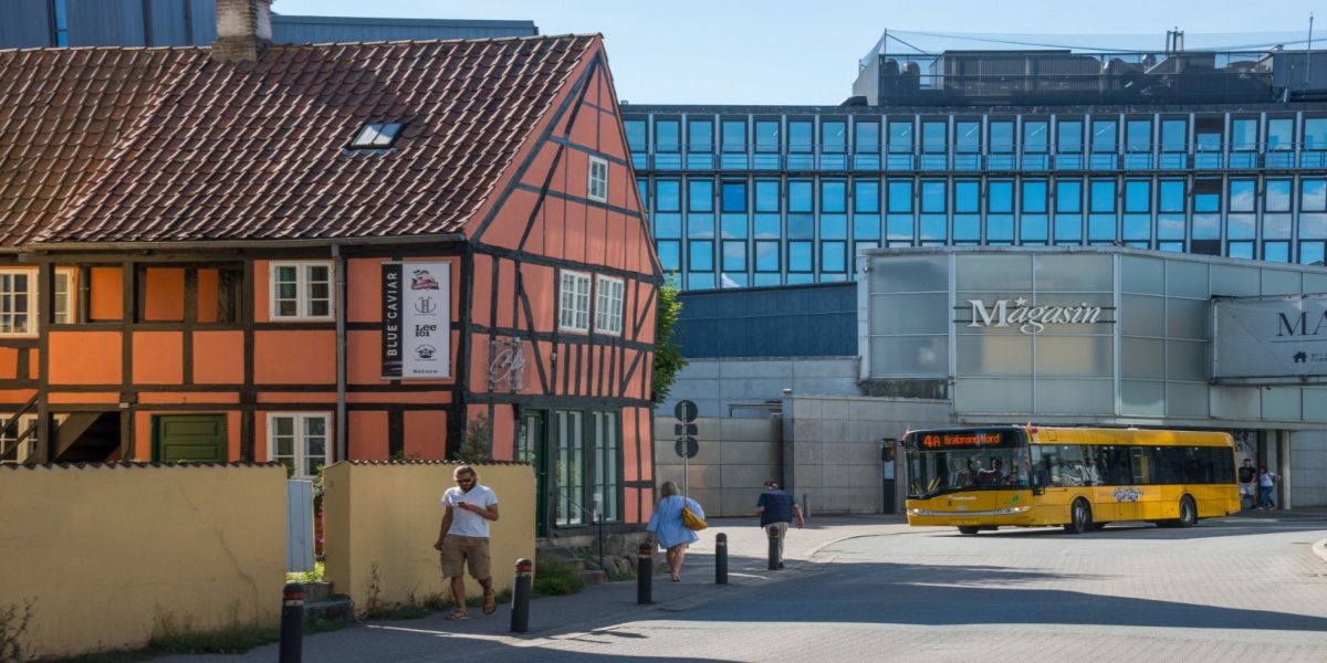 76-årig amok i bus