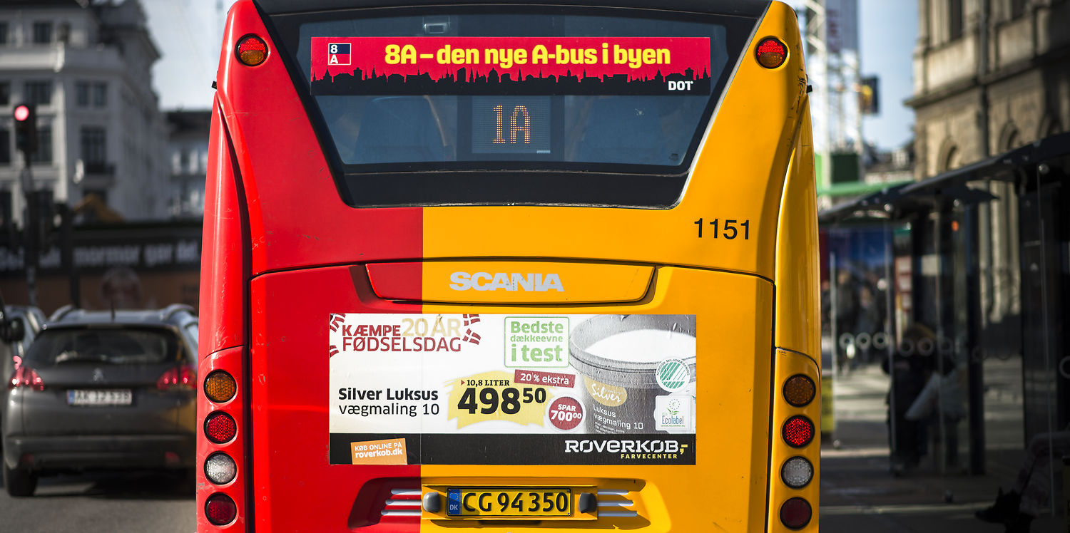 Lugtende mand med skæve tænder tæskede 21-årig kvinde i bussen: Hun havde sat sig forkert