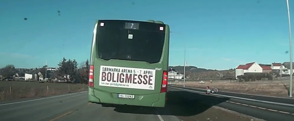 Buschaufføren stopper pludselig midt på vejen af hjertevarm årsag