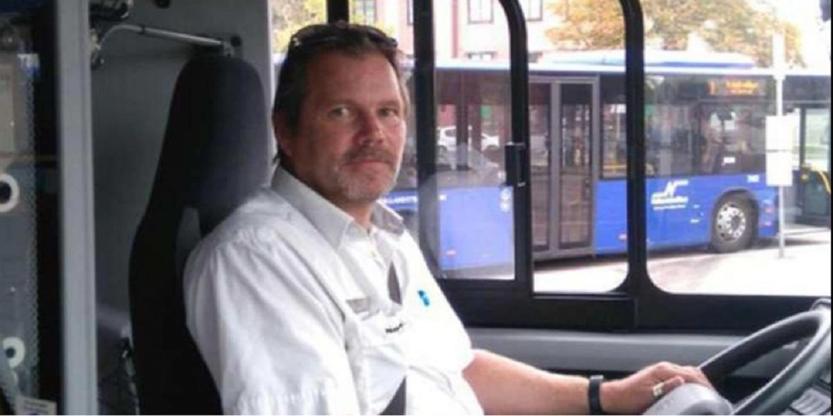 Buschaufføren Peter ser noget usædvanligt i bakspejlet – det får ham til at klodse bremsen