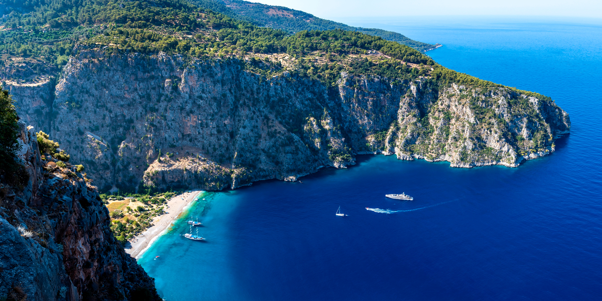 Mand skubbede sin gravide kone udover en kløft: “Han var ligeglad”