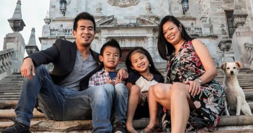 Familien får taget feriefoto: Da de ser det igen, får én detalje dem til at gispe