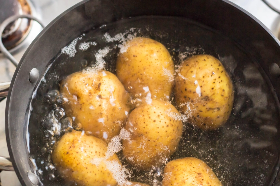 Mange begår fejlen og hælder kartoffelvandet i vasken: Når du hører dette, vil du aldrig gøre det igen