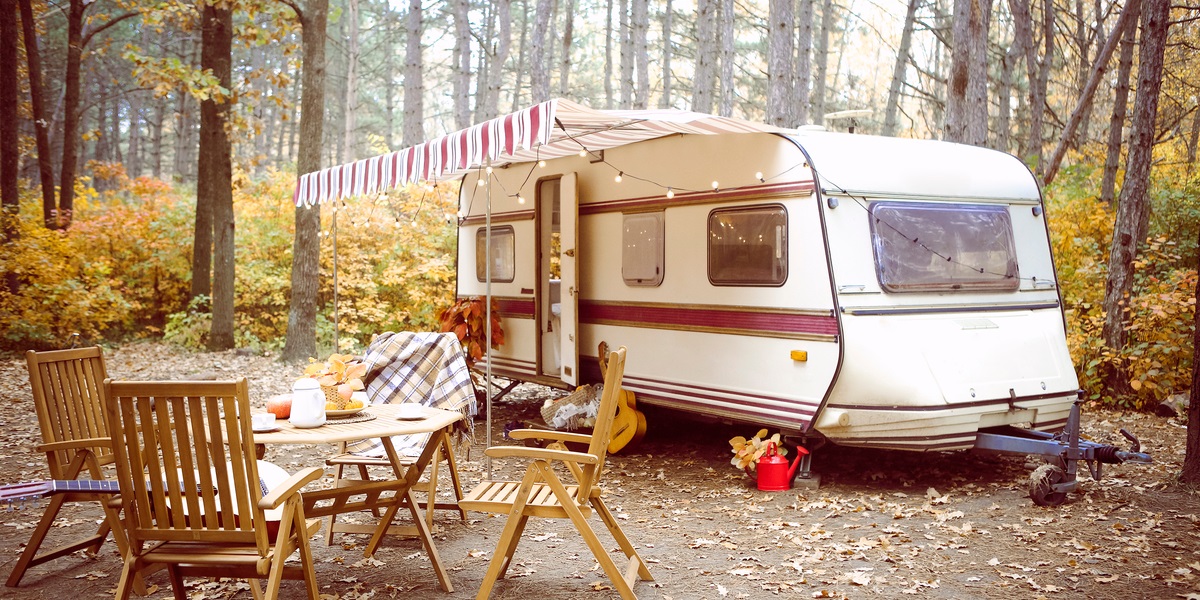 Forældrepar bor i campingvogn med to små børn: Vi gør det for børnenes skyld