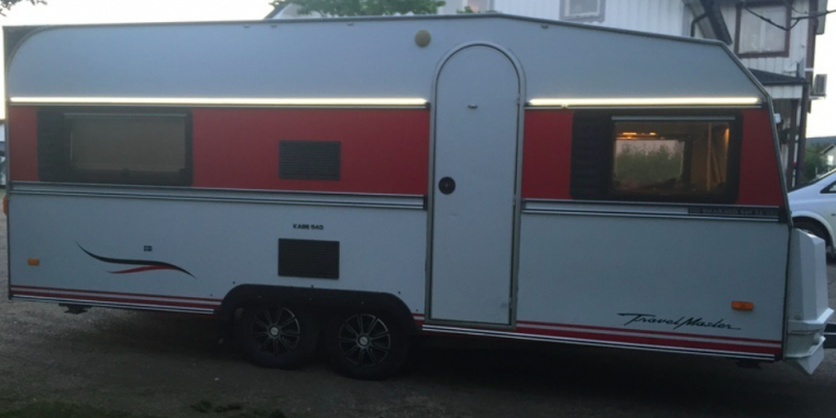 Udefra ligner det en slidt campingvogn fra 80’erne – Indeni er det en luksus 1-værelses lejlighed
