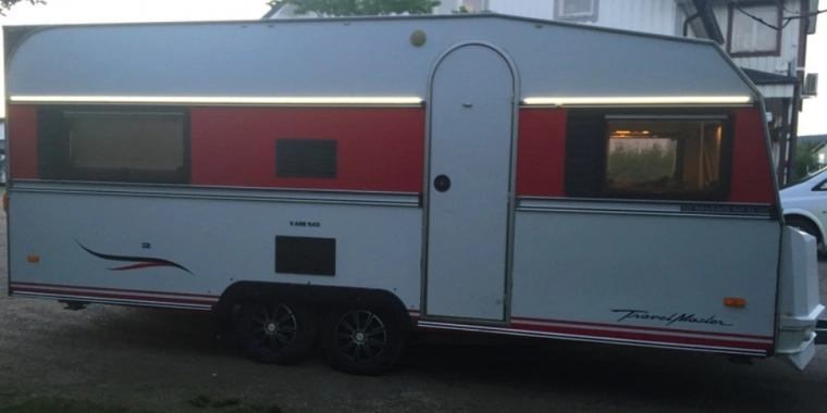 Udefra ligner det en slidt campingvogn fra 80’erne – Indeni er det en luksus 1-værelses lejlighed