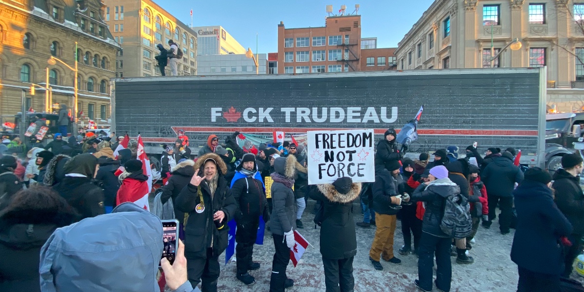 Talkshowsvært mener, at USA bør invadere Canada: Trudeau er en “diktator”