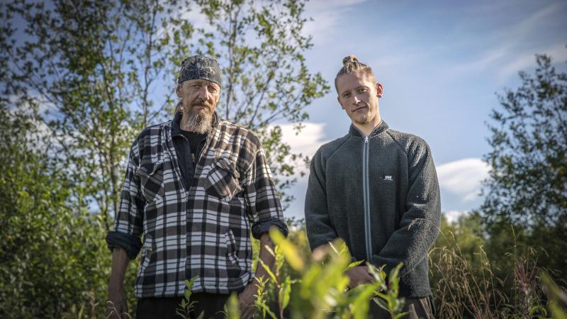 Økseulykke sendte far og søn ud af ‘Alene i Vildmarken’ – Så galt gik det med hånden