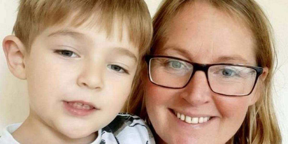 Midt i en hyggelig leg med biler gik det galt for Caroline