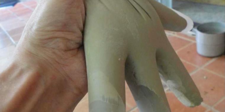 Hun fylder handsken med cement, men vent til du ser resultatet 2 dage senere
