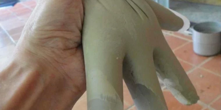 Hun fylder handsken med cement, men vent til du ser resultatet 2 dage senere