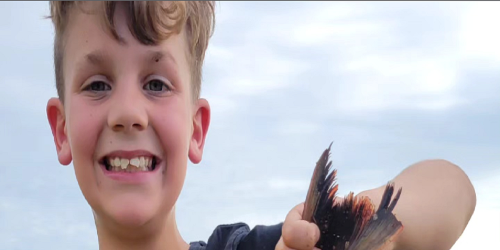 11-årige Charlie fisker alene: Da han fanger en fisk, råber han straks efter sin mor