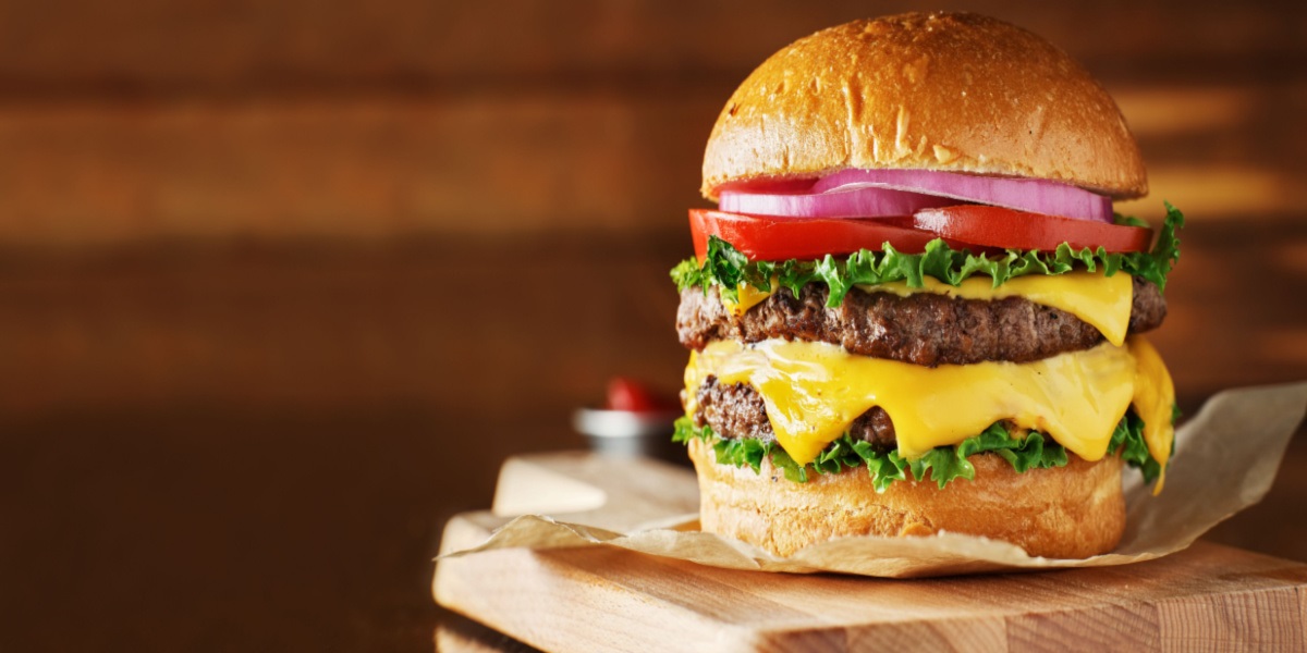 Video går viralt: Sådan har du aldrig set en cheeseburger blive lavet før
