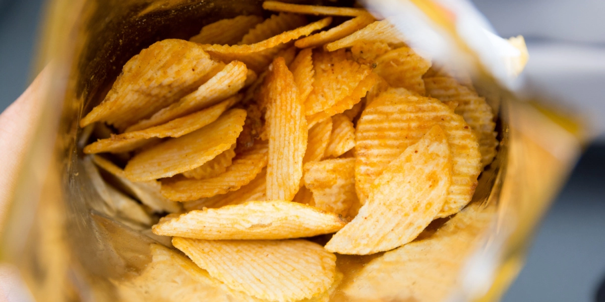 Mand spiser chips, da han bliver anholdt: Du gætter aldrig hvorfor han bliver anholdt