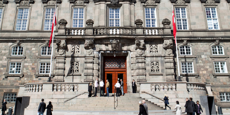 Ny lov træder i kraft: Nu skal danskerne bære dette fremover