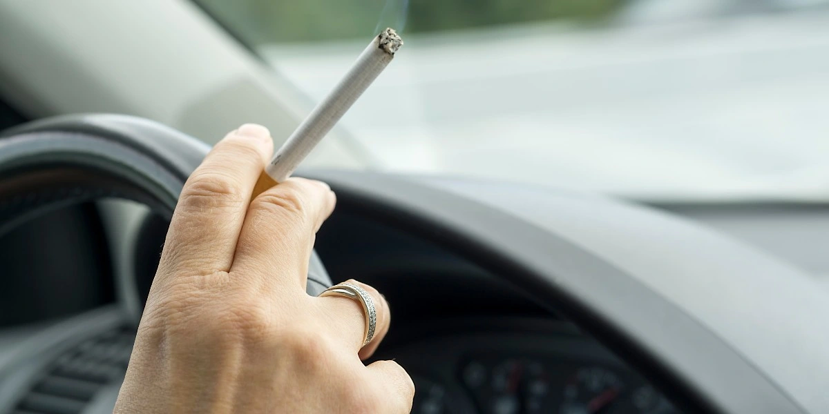 Smed cigaretskod ud af vinduet i sin bil: Det skulle hun aldrig have gjort
