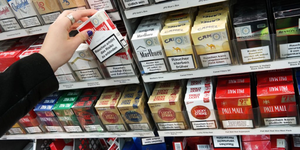 Melder ud: 100 kroner for en pakke cigaretter i Danmark