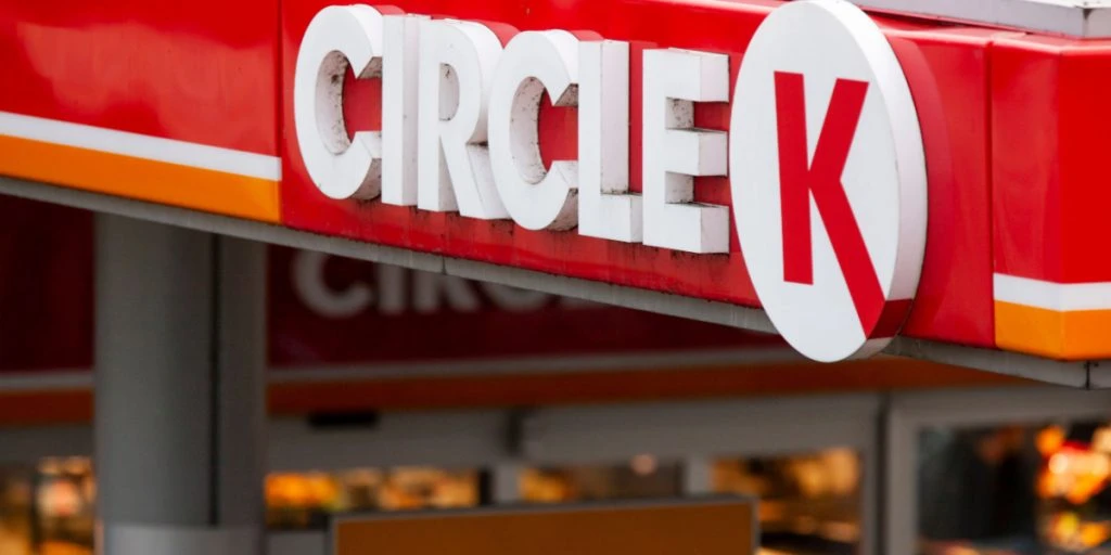 Circle K-ansat måtte ringe til politiet: Vred kunde kastede chokoladeæg i hovedet på ham