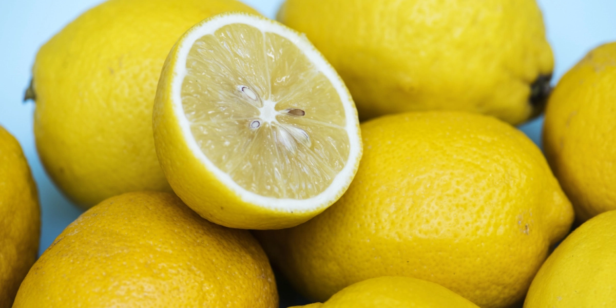 Derfor bør du altid have citroner på natbordet
