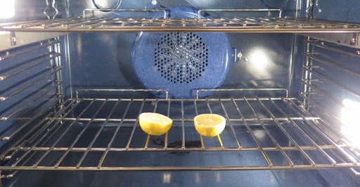 Smart trick: Derfor skal du lægge to halve citroner ind i ovnen